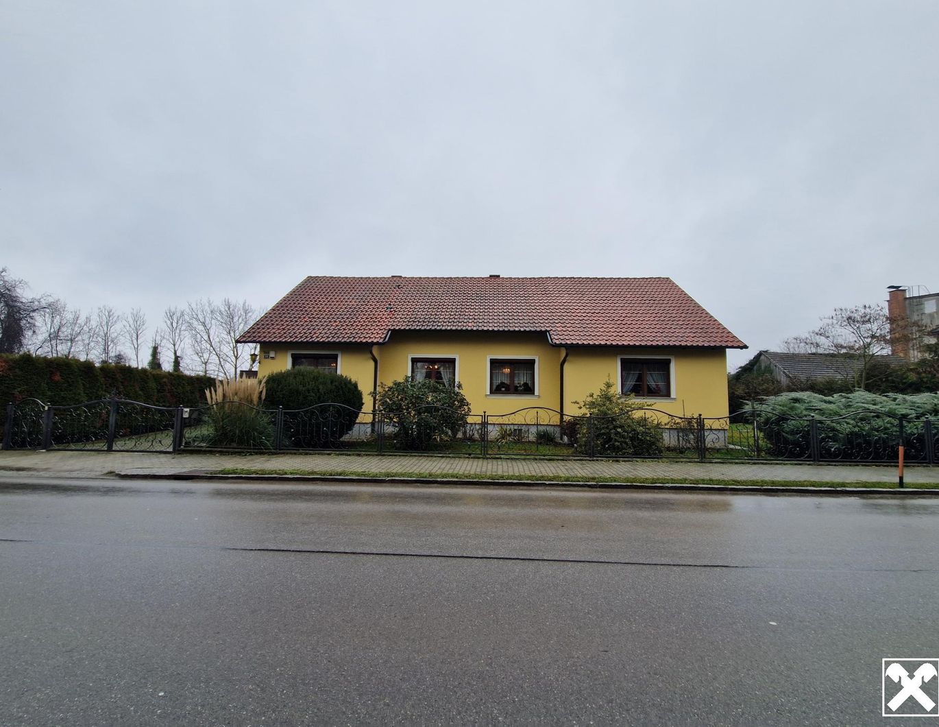 LIEBEVOLLER, SEHR GEPFLEGTER BUNGALOW SAMT NEBENGEBÄUDE MIT PARKÄHNLICHEM GARTEN IN TRAUMHAFTER WOHNLAGE MIT HERRLICHEM GRÜNBLICK DIREKT AN FELDER DER REGION ANGRENZEND