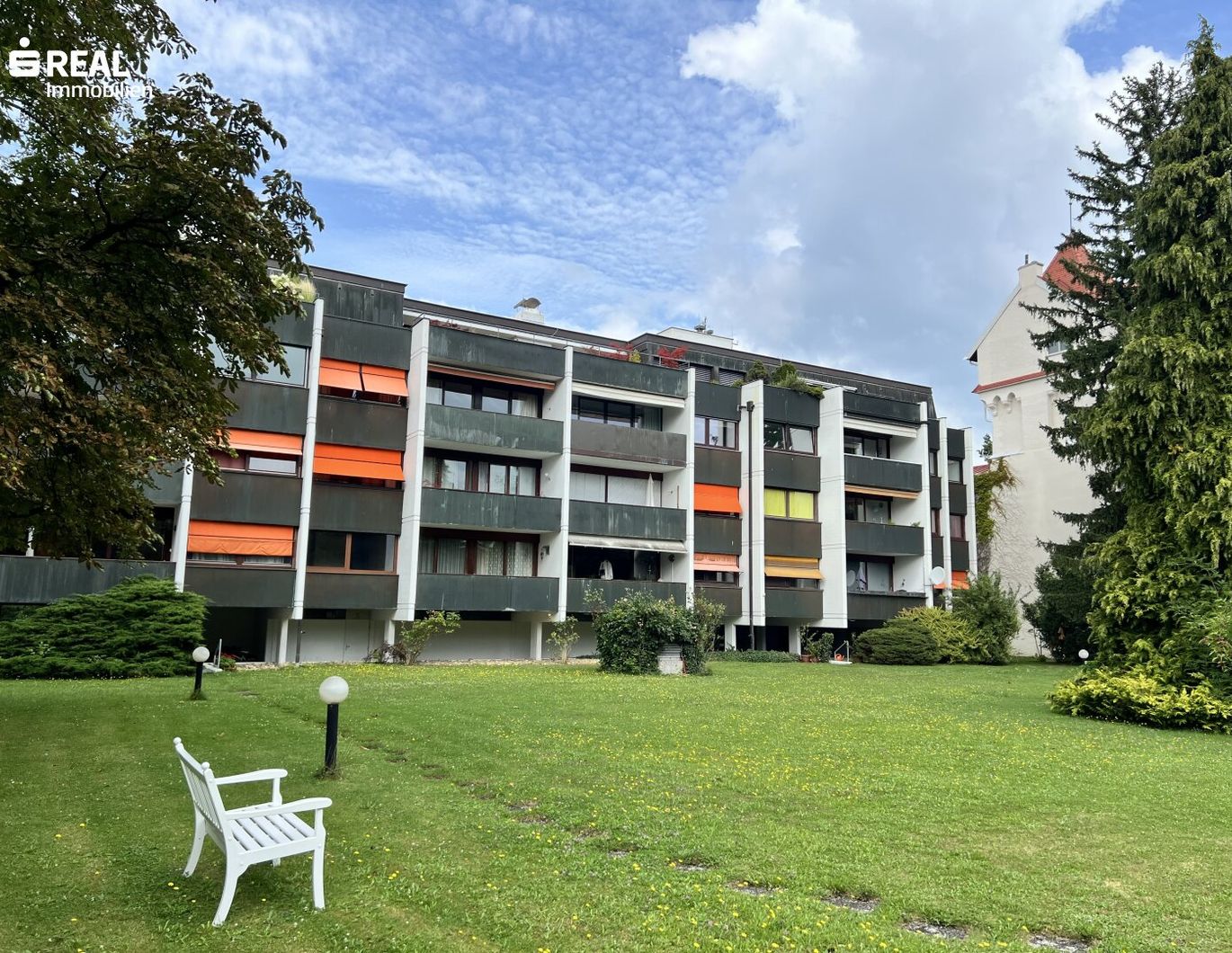 Hohe Warte 4-Zimmer-Wohnung mit großem Parkareal und Pool