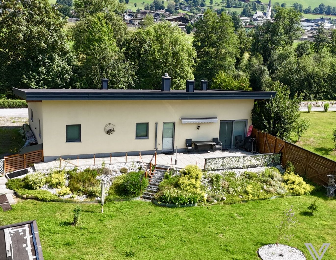 Wohnhaus mit Terrasse und großem Garten in schöner Lage