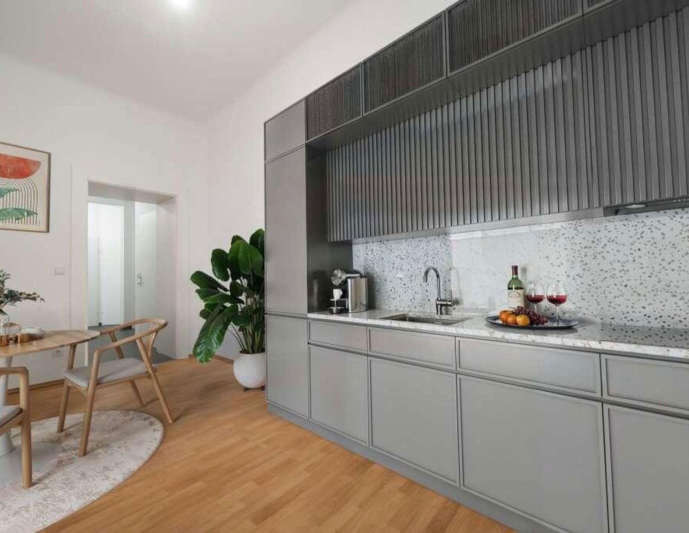 Frisch renovierte lichtdurchflutete Altbauwohnung zum Wohlfühlen (Eckwohnzimmer!)