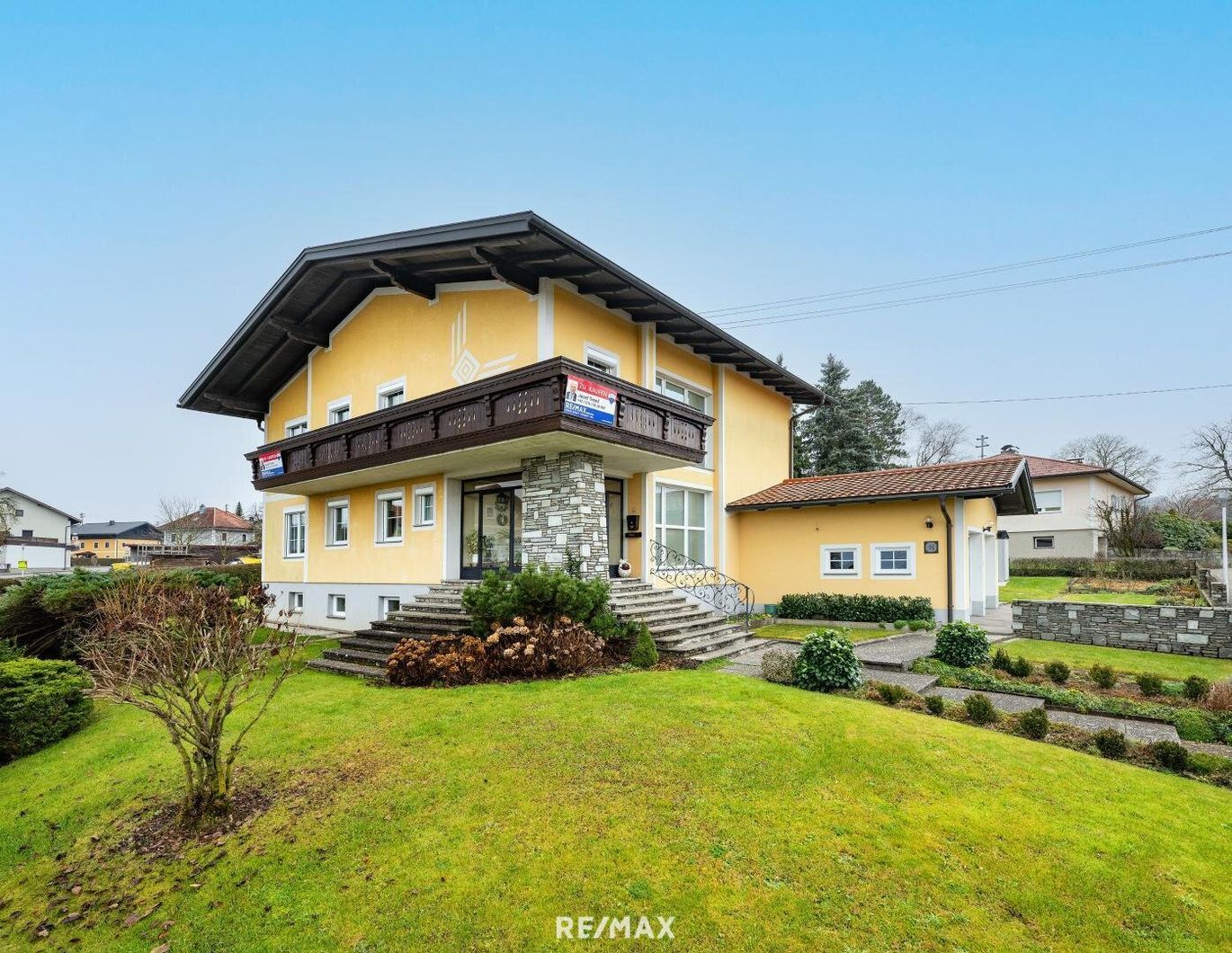 Stilvolles Ein- Zweifamilienhaus mit Doppelgarage und großen Garten