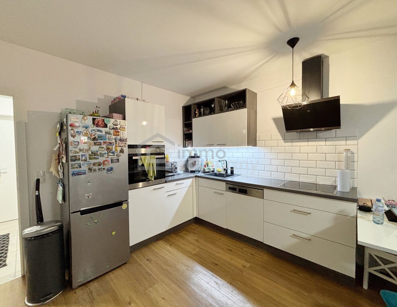 Wohnen mit Komfort: Stilvolle Wohnung mit Terrasse, Garten& Carport
