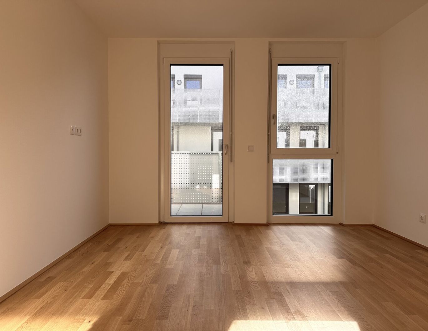 HELLE 2 ZIMMER WOHNUNG MIT BALKON - FRANZÖSISCHE FENSTER