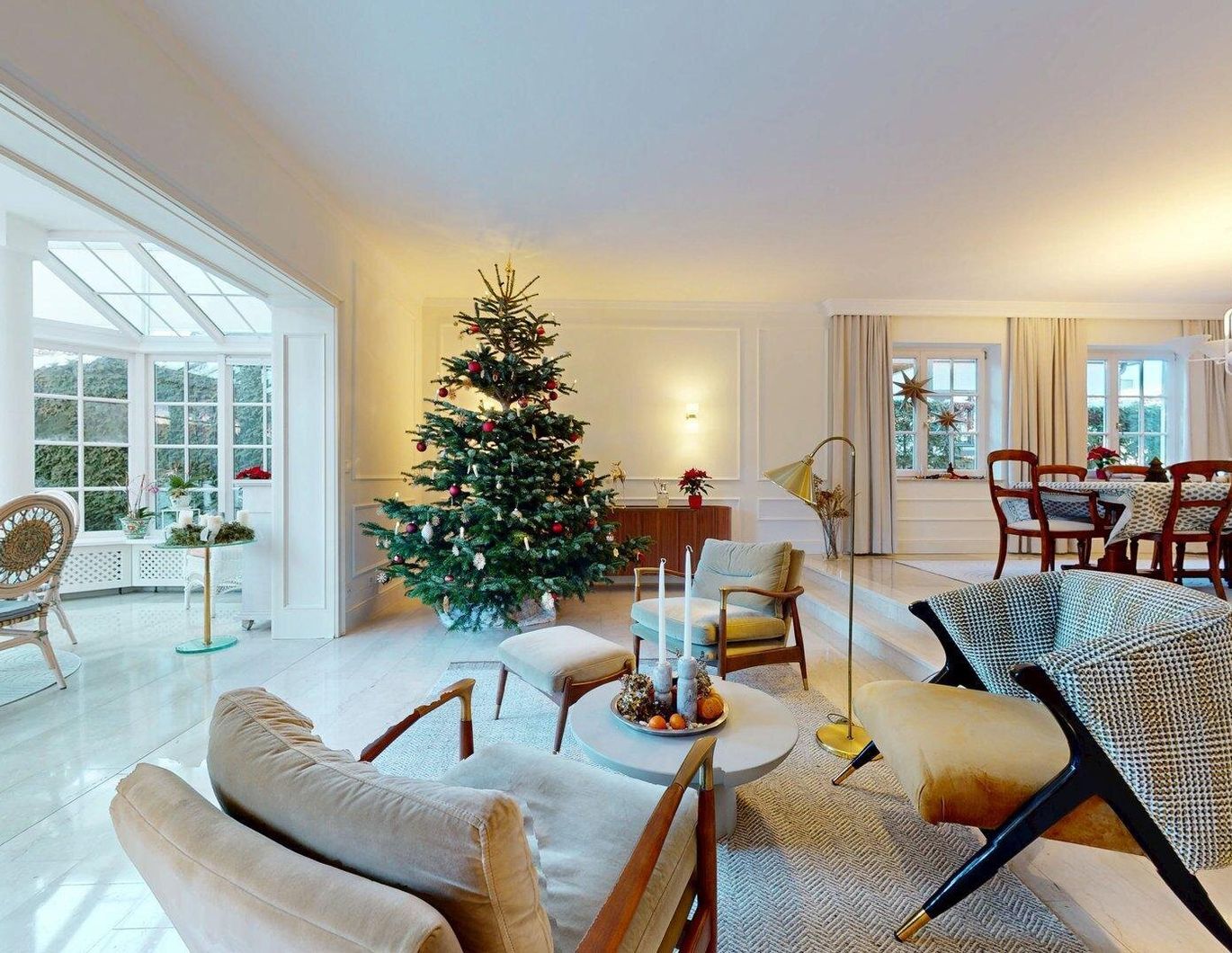 Elegante Villa in idyllischer Wienerwaldlage mit Pool und großem Garten