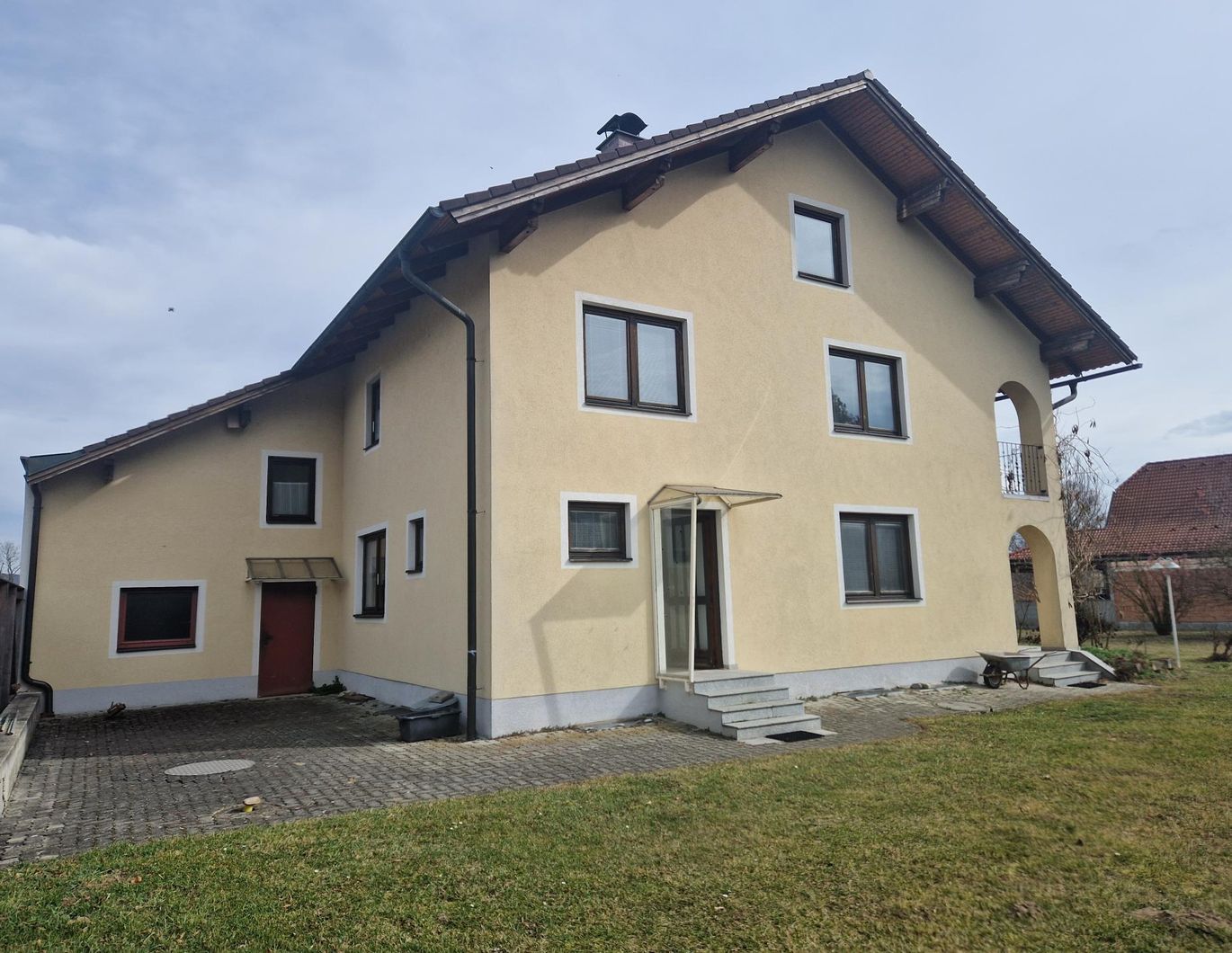 TOLLE LIEGENSCHAFT MIT VIEL WOHNRAUM FÜR BIS ZU DREI FAMILIEN ODER FÜR EINE GROSSFAMILIE MIT HERRLICHER BAULANDRESERVE