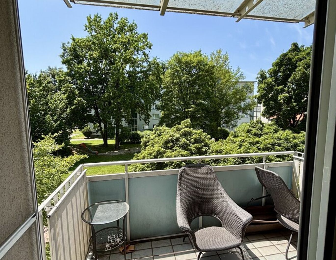Stadtliebhaber aufgepasst: urbanes Wohnen mit Top-Infrastruktur - Balkon mit Blick ins Grüne
