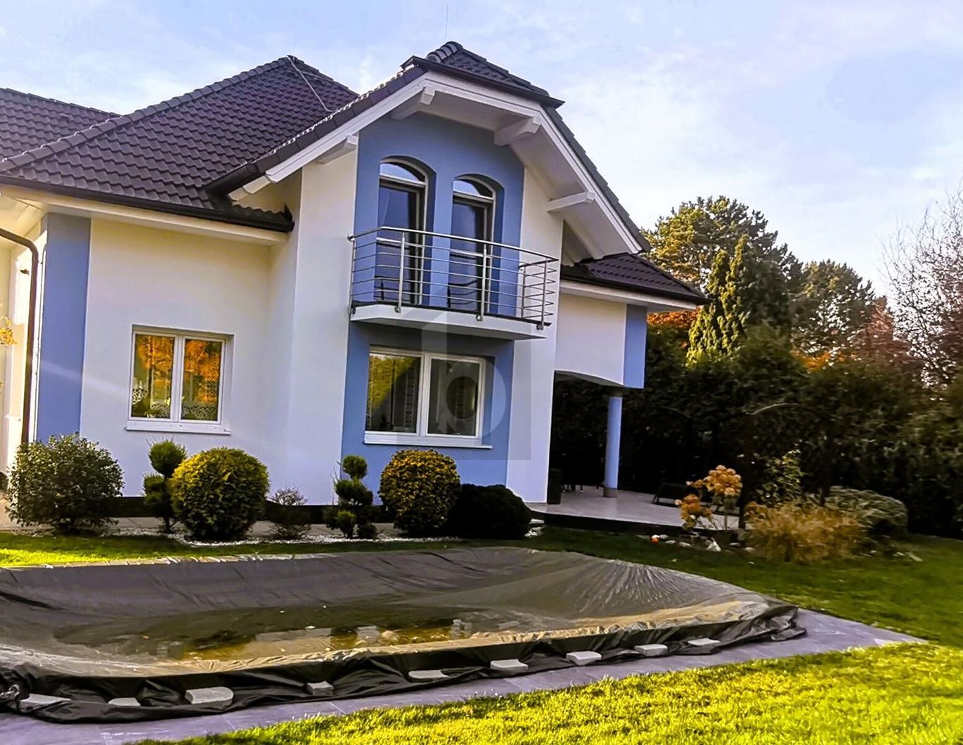 GROSSZÜGIGER FAMILIENHIT MIT GARTEN UND POOL