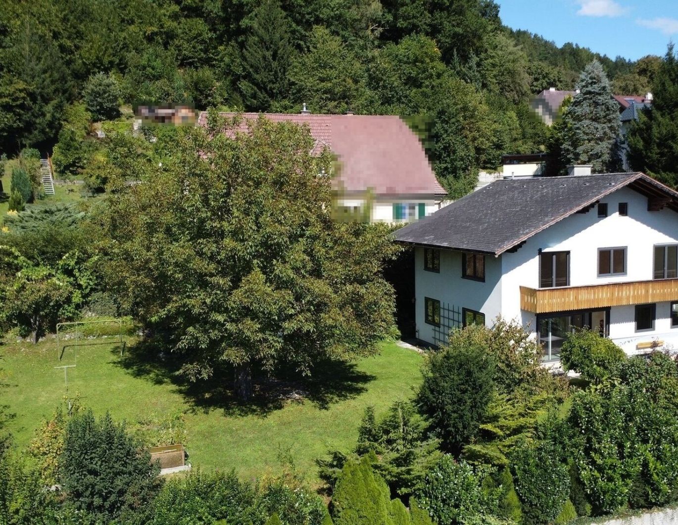 Wohnhaus mit Garagen, Keller und Blick auf den Grimming