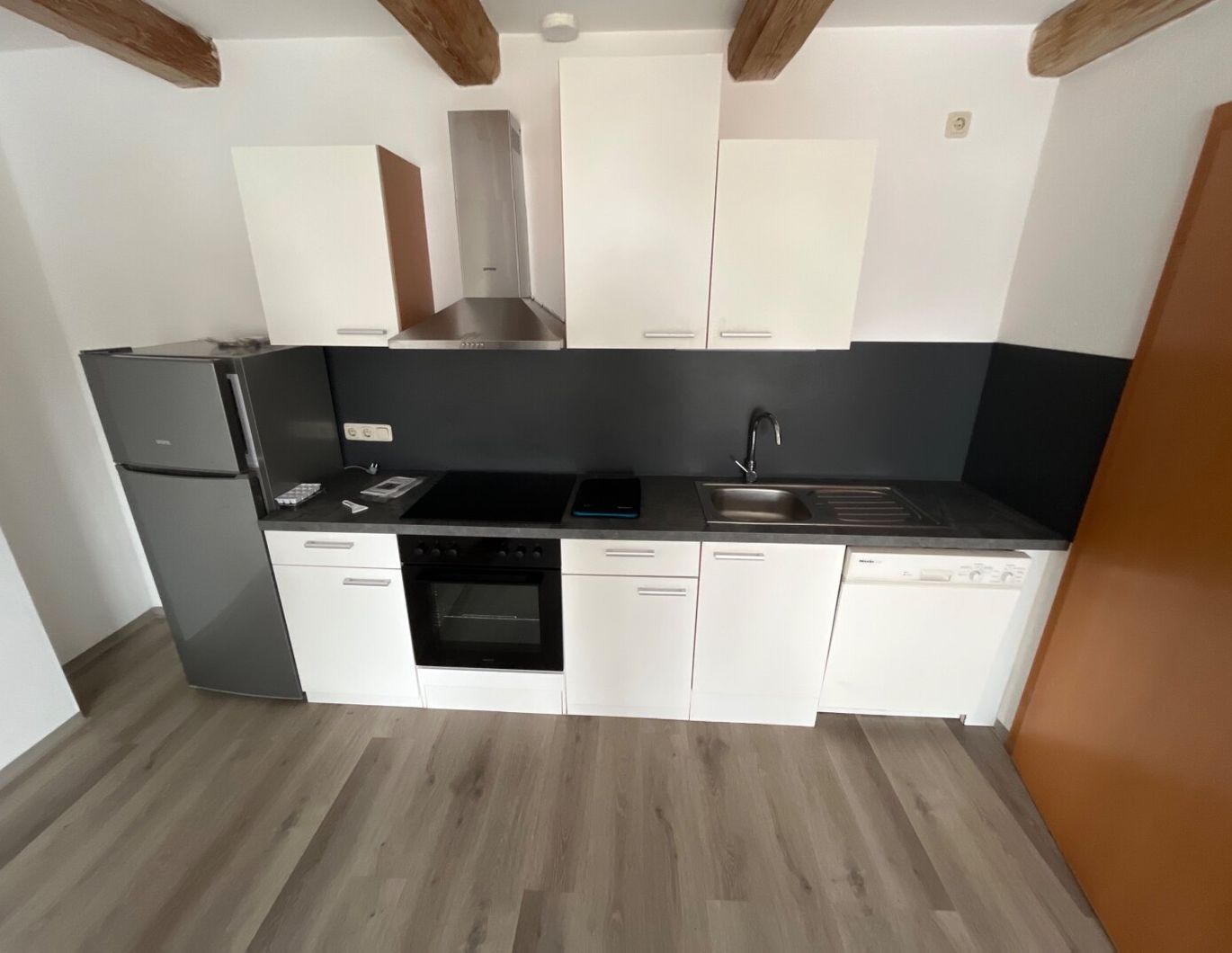 Neu renovierte 2-Zimmerwohnung mit Einbauküche.