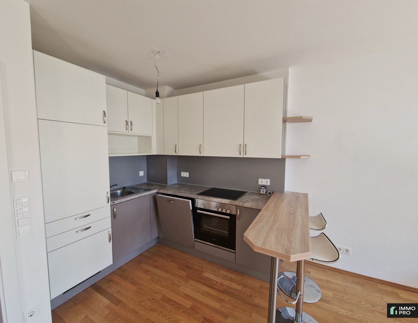 NEUBAU! Schöne 2-Zimmer-Wohnung mit großem Balkon und TG-Platz in LKH-Nähe!