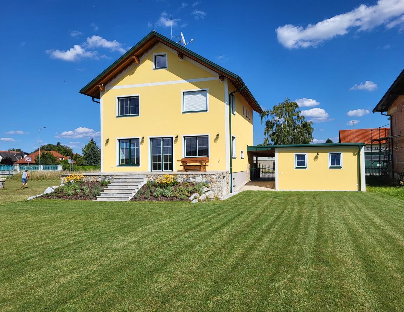 NEUES NIEDRIGENERGIEHAUS MIT GROSSEM GRUNDSTÜCK