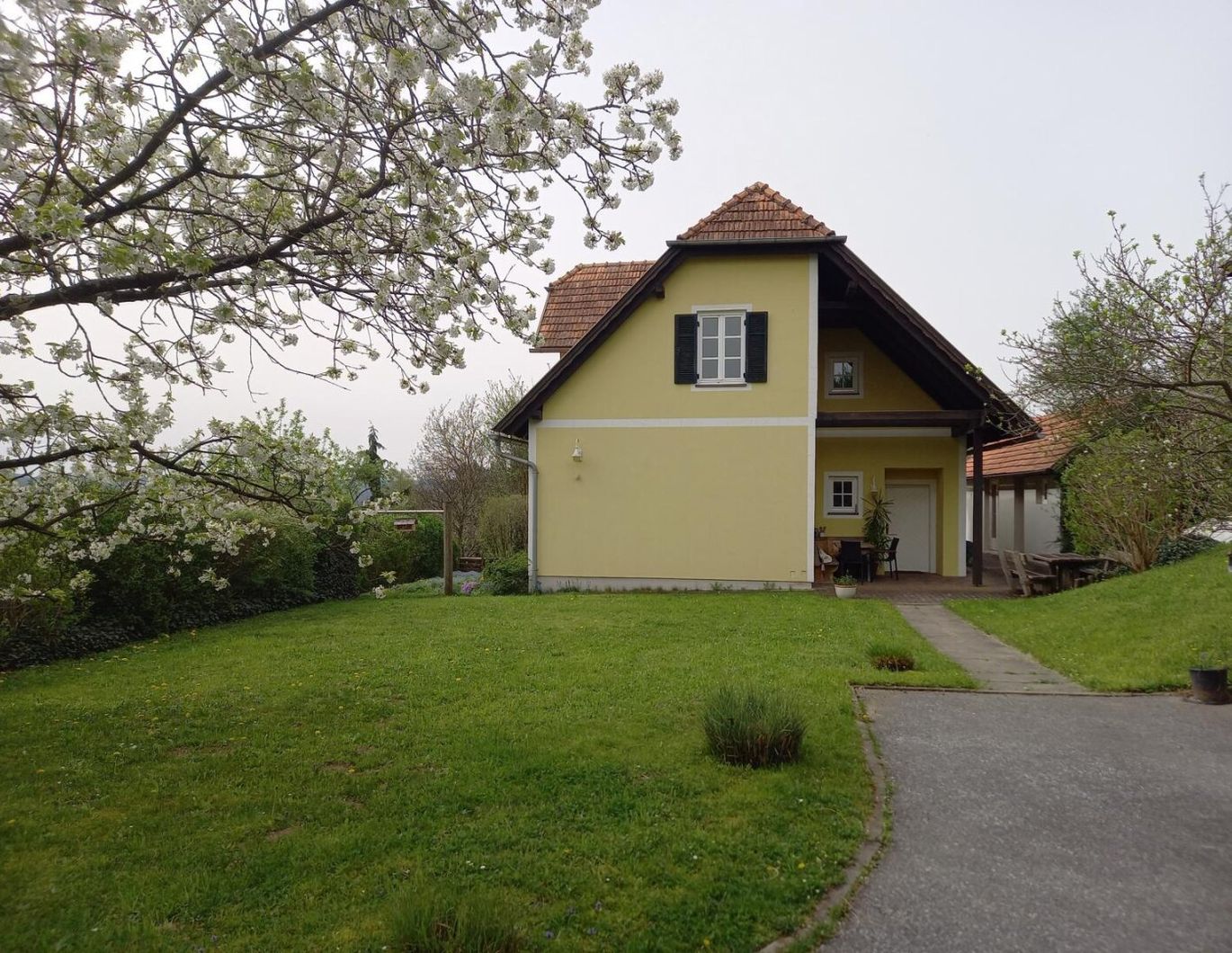 8200 Gleisdorf: Gemütliches Wohnhaus mit ca. 130,31m² Wfl. und 2.544m² Gartengrund mit Aussicht!