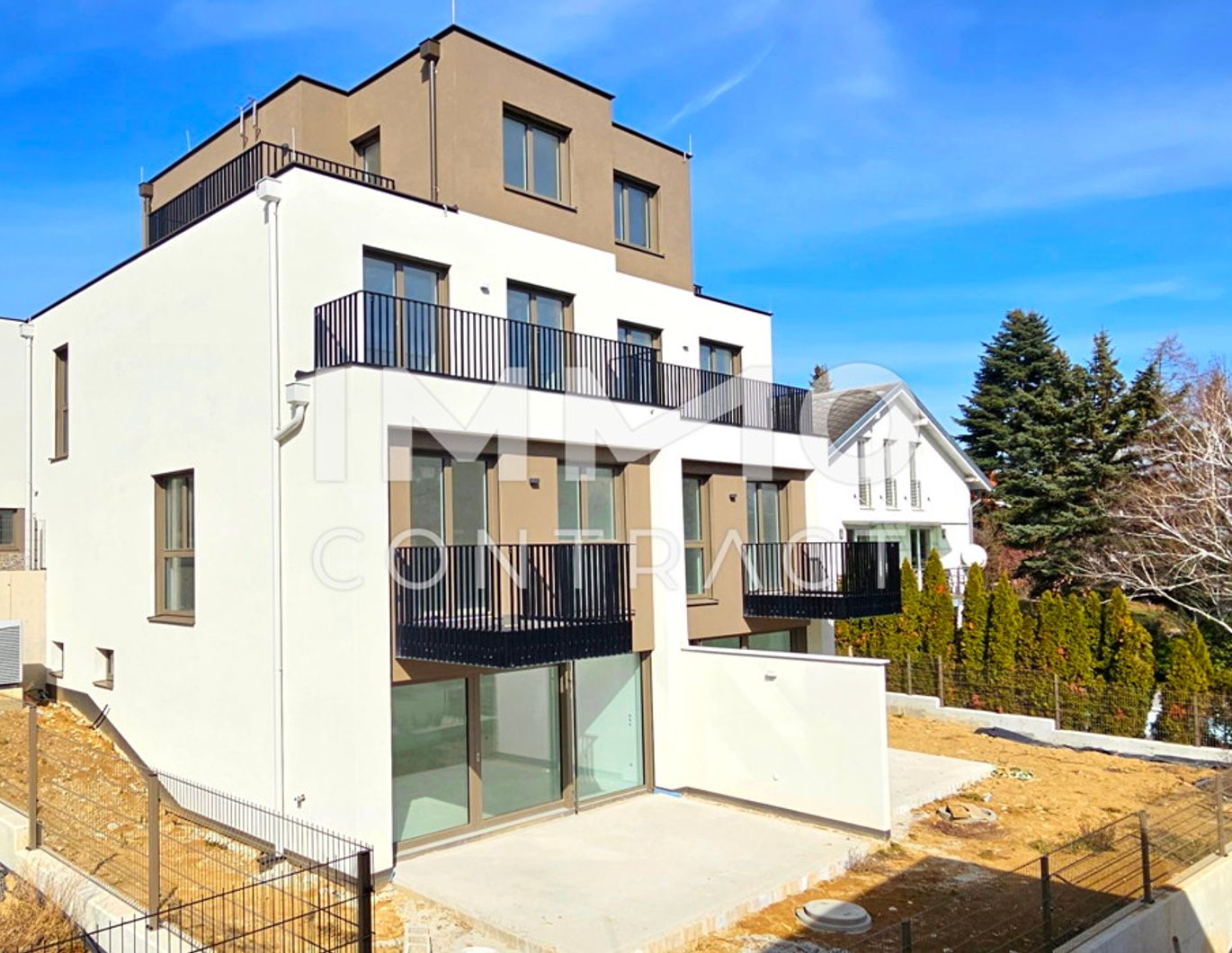 Luxuriöses Doppelhaus mit viel Platz - Eleganz und Stil inmitten der Weinberge