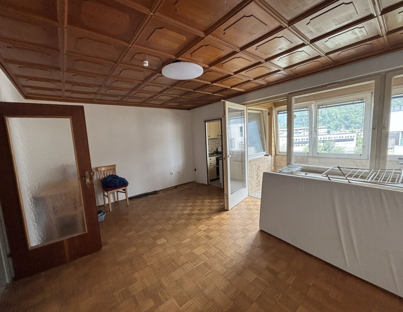 Anleger aufgepasst! Sanierungsbedürftige Wohnung mit Loggia und Garage!