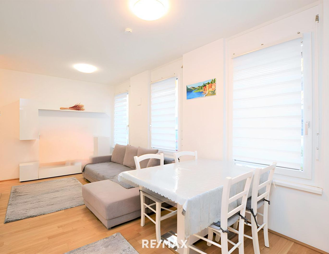 Kofferpacken und einziehen! Komplett ausgestattete 2 Zimmer Wohnung inkl. Garagenstellplatz