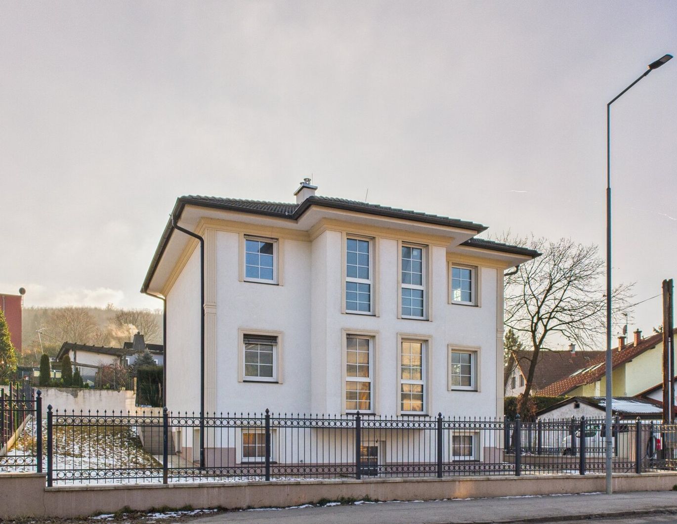 Haus kaufen in Kierling: Klassische Eleganz, 4 Zimmer & hochwertige Markenausstattung