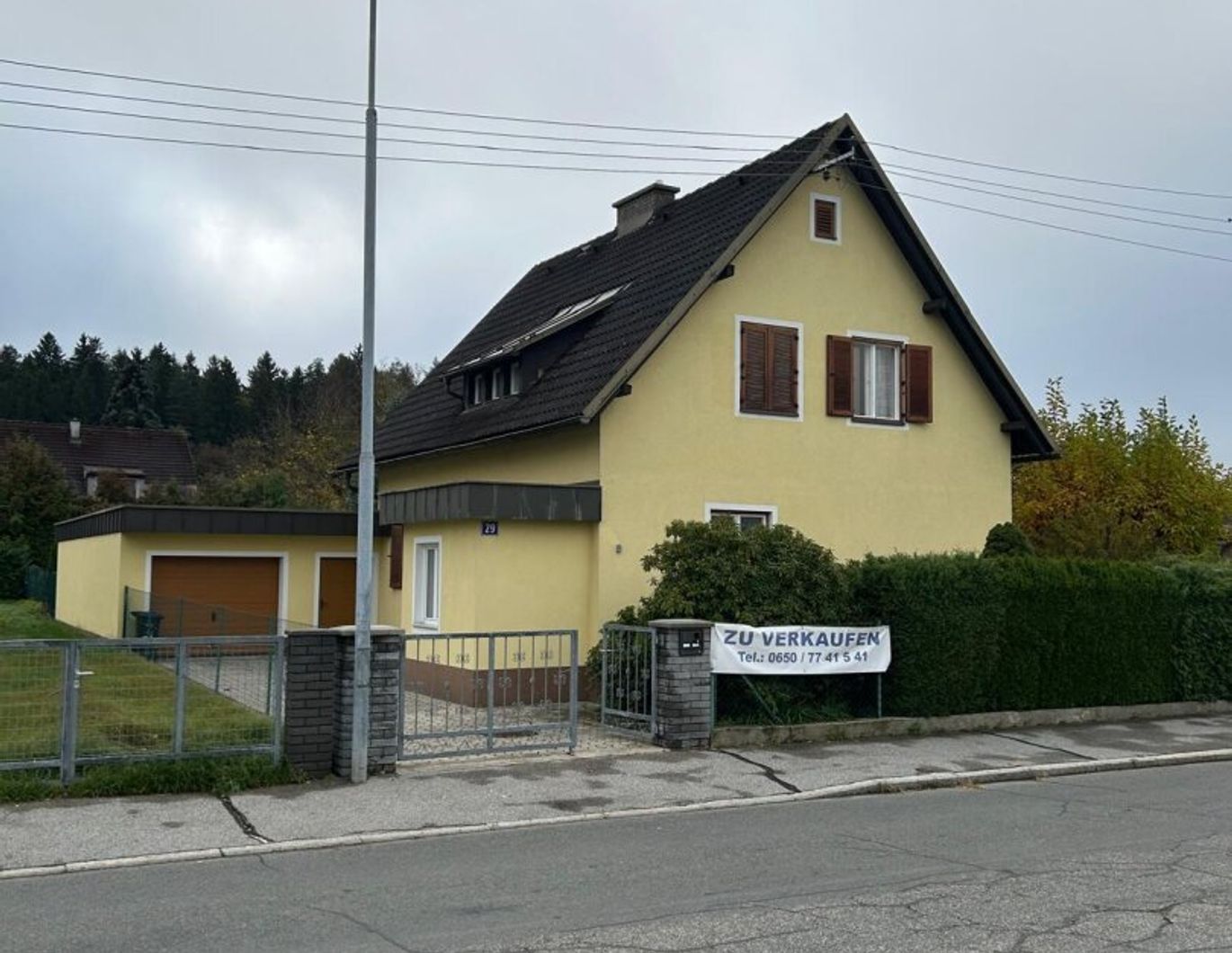 Eigennutzen oder Vermieten - Älteres gepflegtes Einfamilienhaus schöner Garten : 115 m² mit Garage! für € 299 000.-