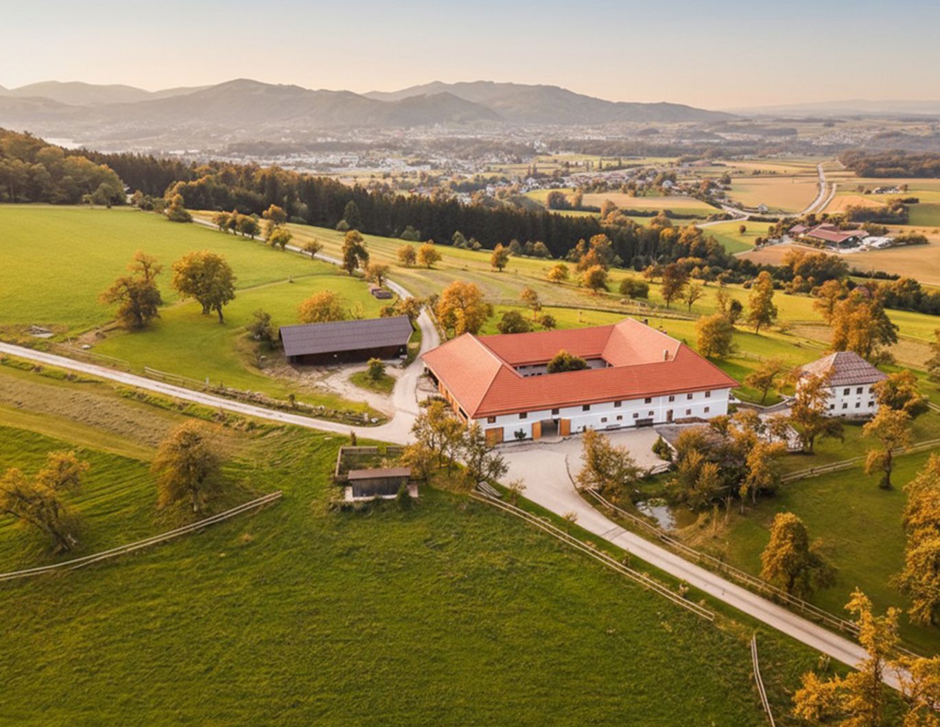 FÜR PFERDE-LIEBHABER! Traditioneller Vierkanthof mit 6 Boxen