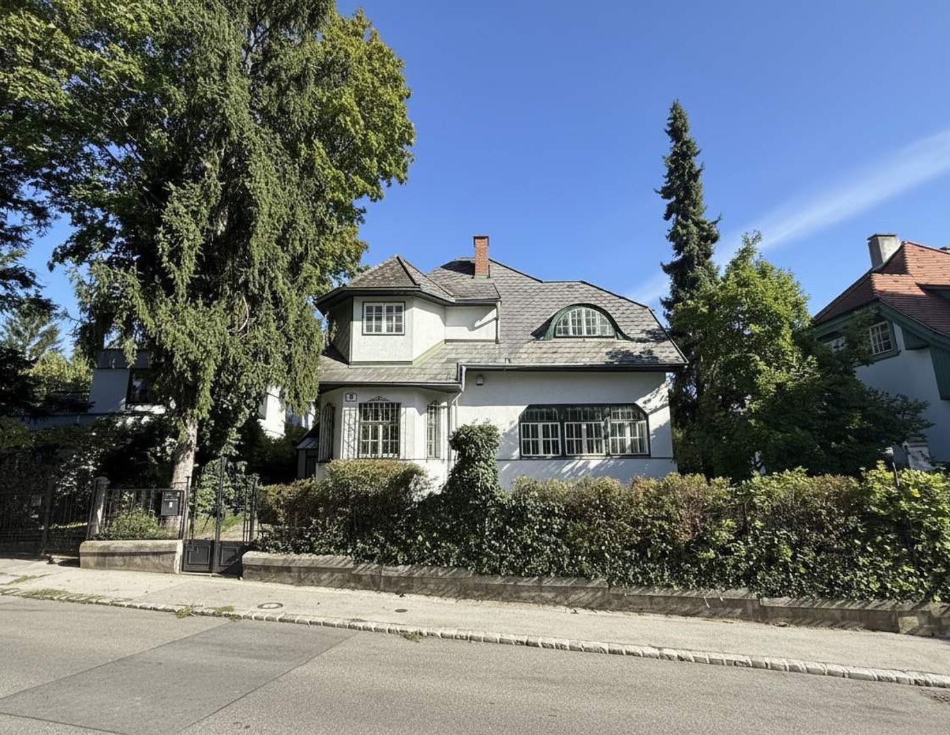 Historische Jahrhundertwende-Villa in Mauer - Charme, Gartenparadies und Potenzial in Top Lage