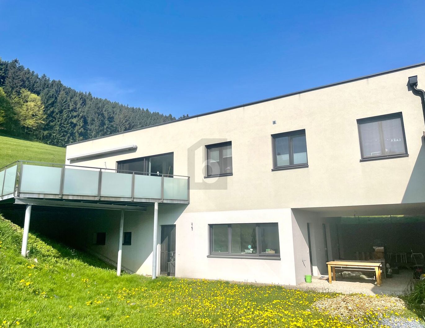 STILVOLL UND REPRÄSENTATIV MIT SONNIGEM GARTEN & TOP-AUSSTATTUNG