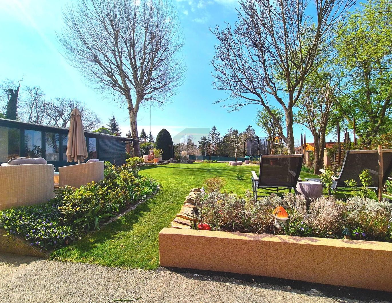ZEITLOSE ELEGANZ MIT TRAUMHAFTEM GARTEN!