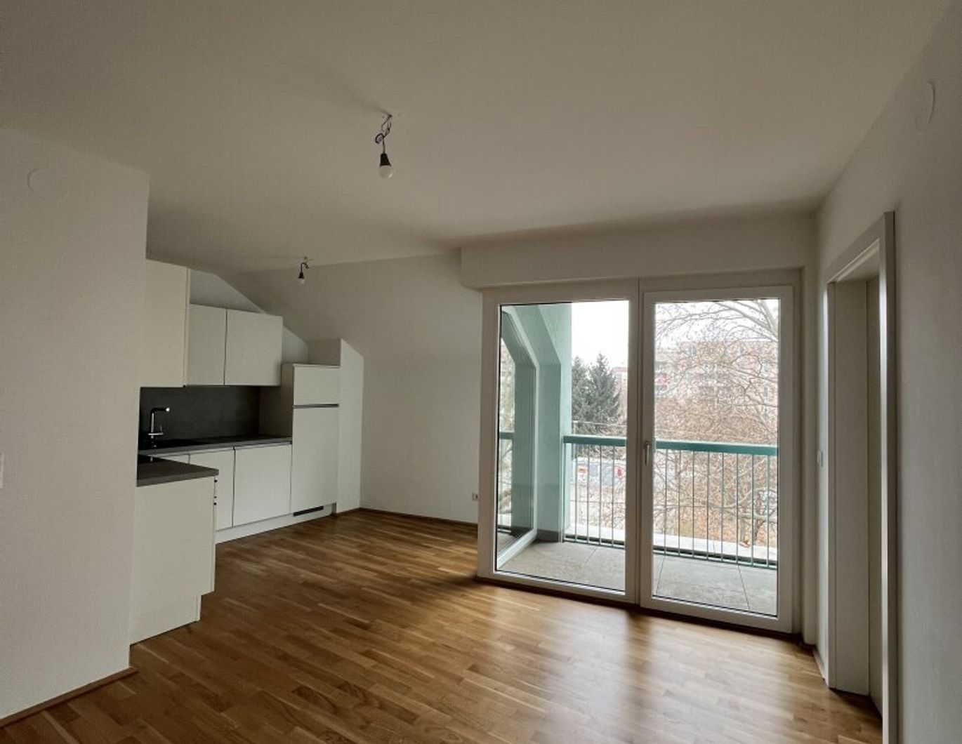 STUDENTENHIT in FH Nähe - Neuwertige Garcionerre mit Loggia