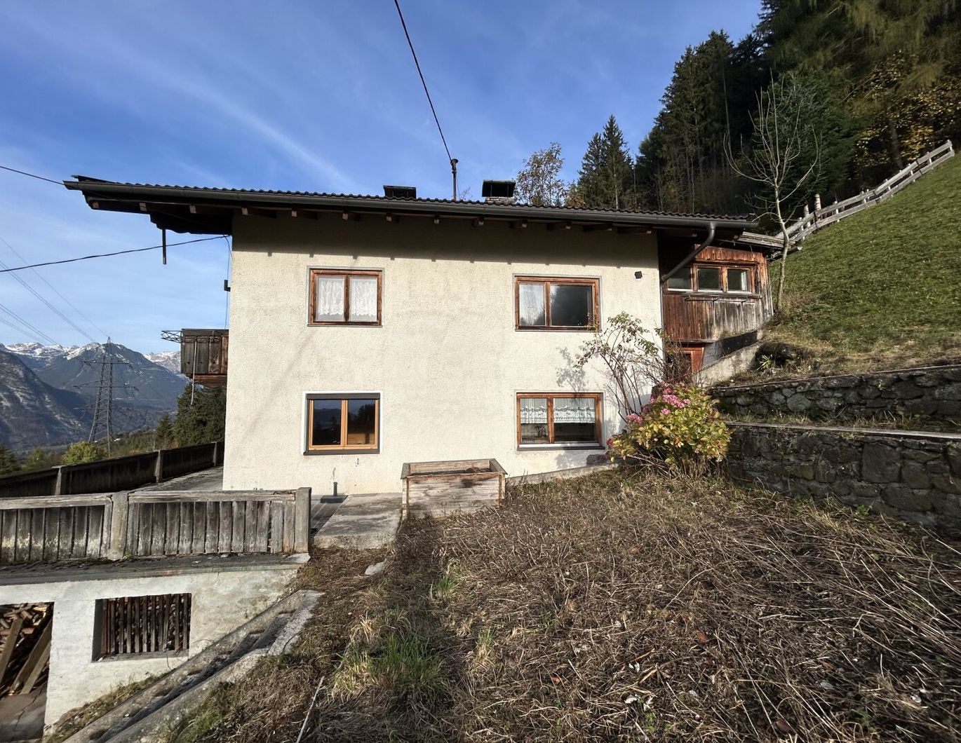 Schwaz: Sanierungsbedürftiges bzw. baufälliges Wohnhaus mit Garage - Perfekt für Handwerker & Bastler!