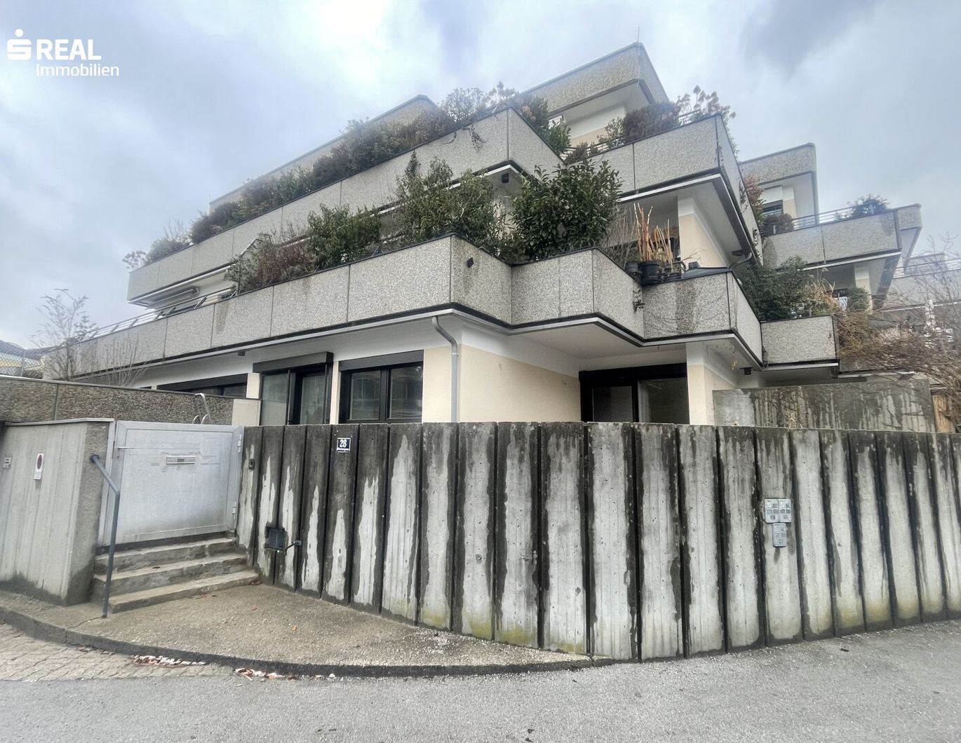 Erstbezug nach Sanierung - 5-Zimmer-Wohnung mit Terrasse und privatem Zugang