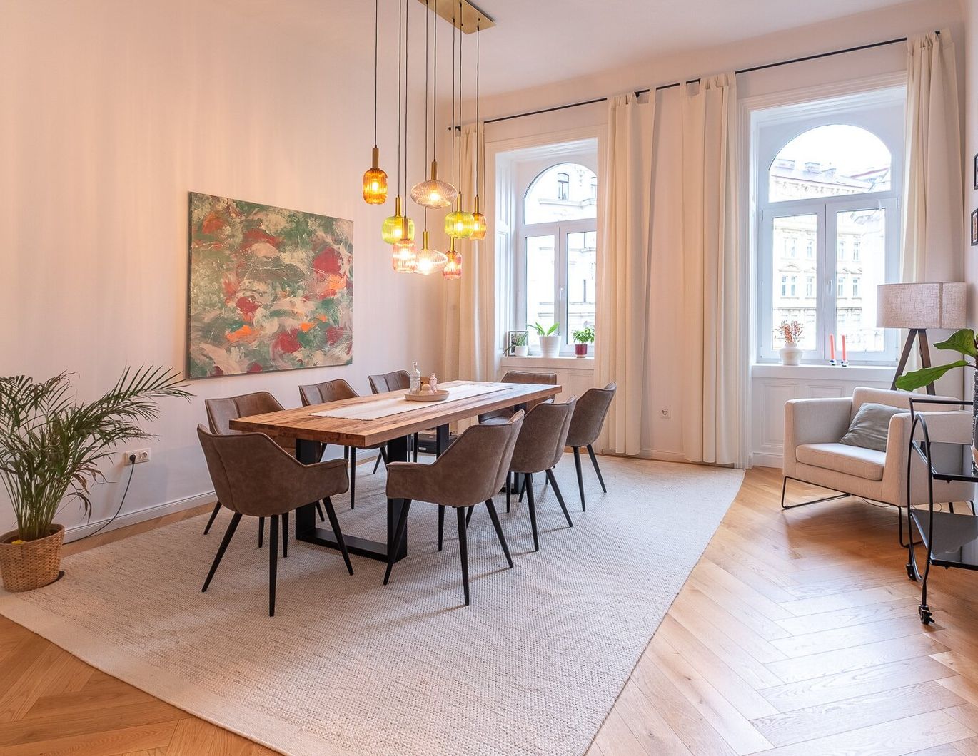 WIEN. CHICE ALTBAUWOHNUNG MIT KAMIN, THEATERBLICK UND TRAUMHAFTER FASSADE.