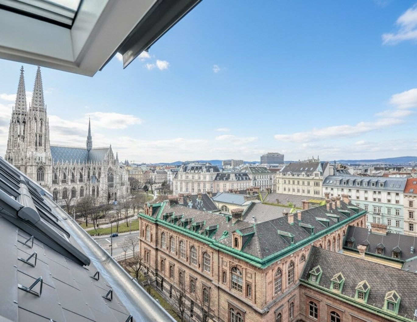 4-room apartment with spacious terrace near city center