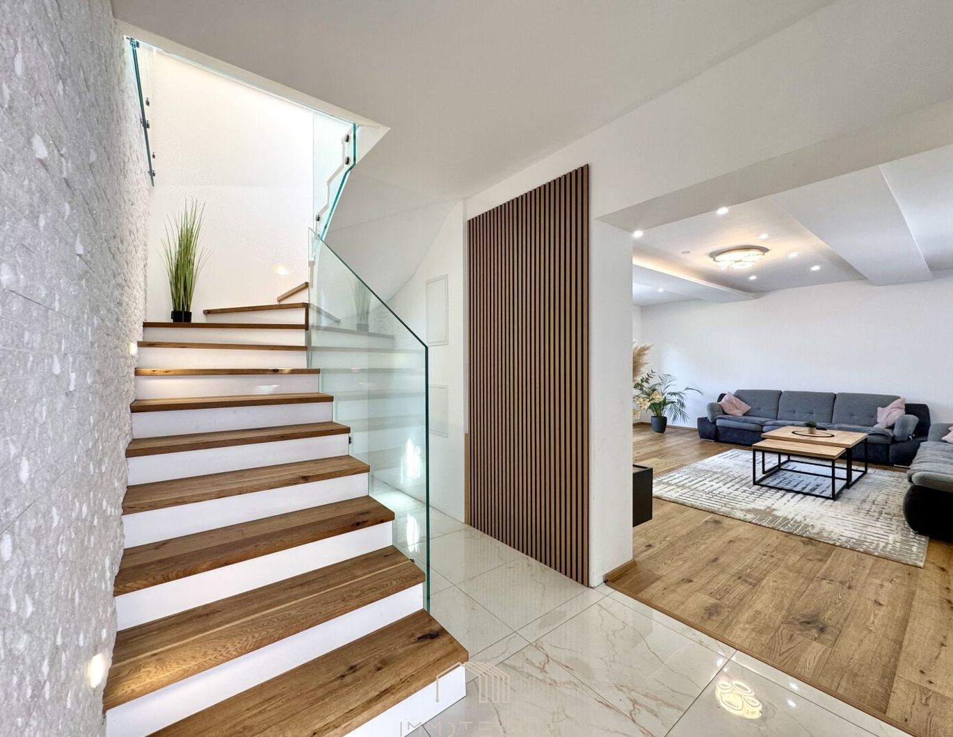 RUHE UND NATUR: Geräumiges Einfamilienhaus mit Doppelgarage und viel Stauraum