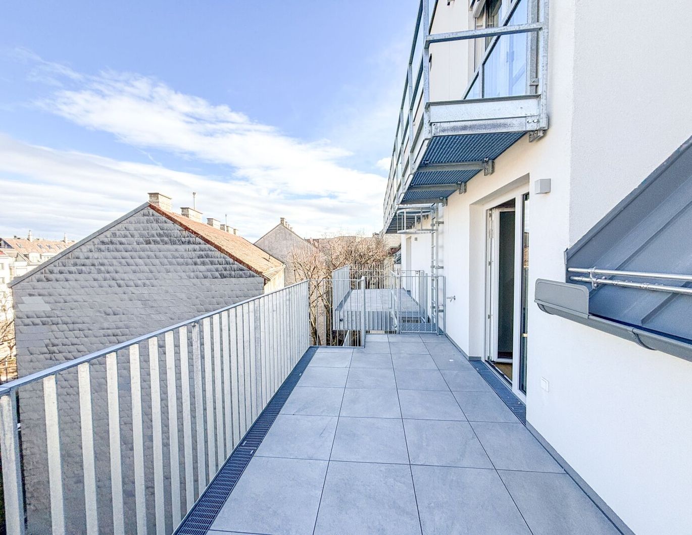 WUNDERSCHÖNE DACHGESCHOSSWOHNUNG *INKL. EINBAUKÜCHE* - SOFORT BEZIEHBAR -