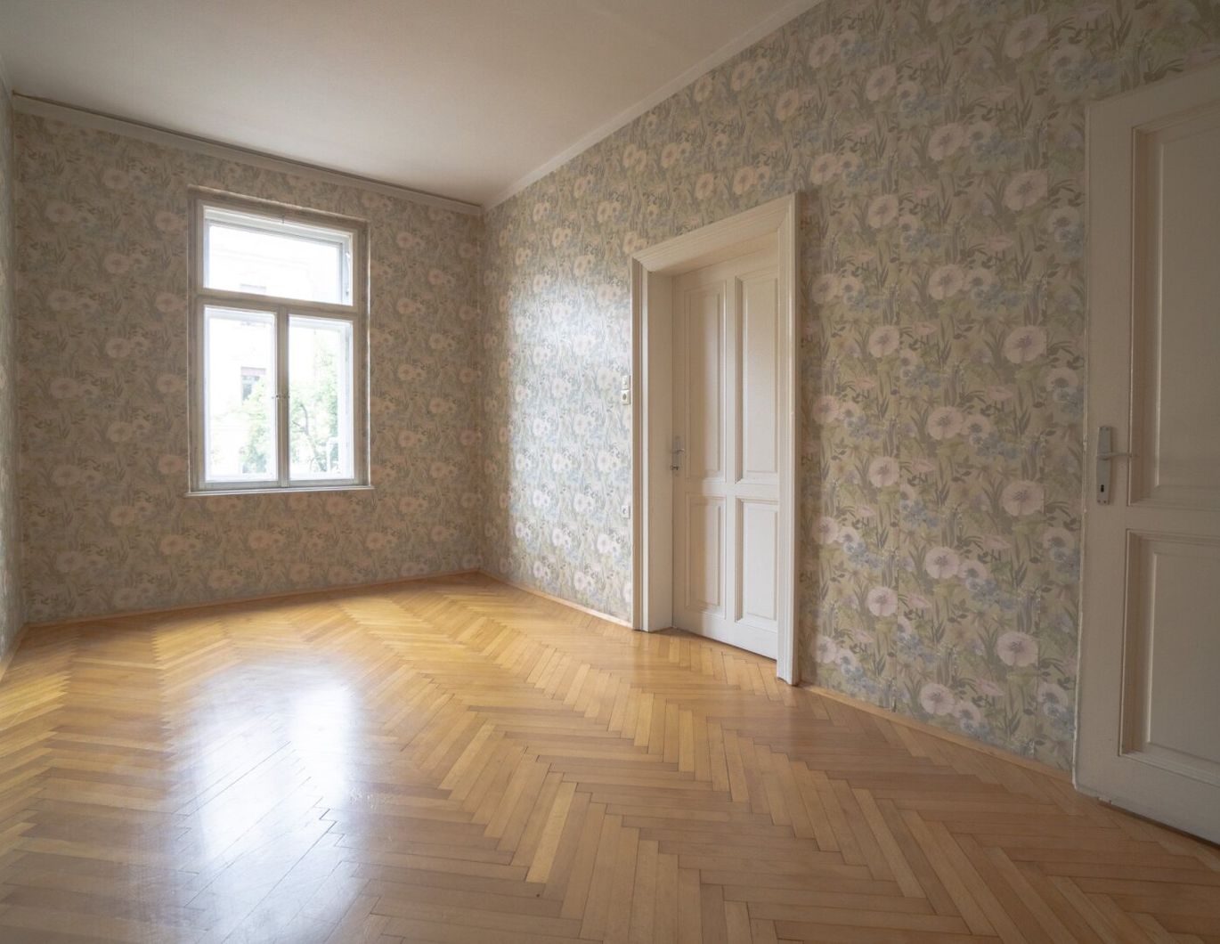 Sanierungsbedürftige 2-Zimmer-Wohnung in Saggen mit Entwicklungspotenzial