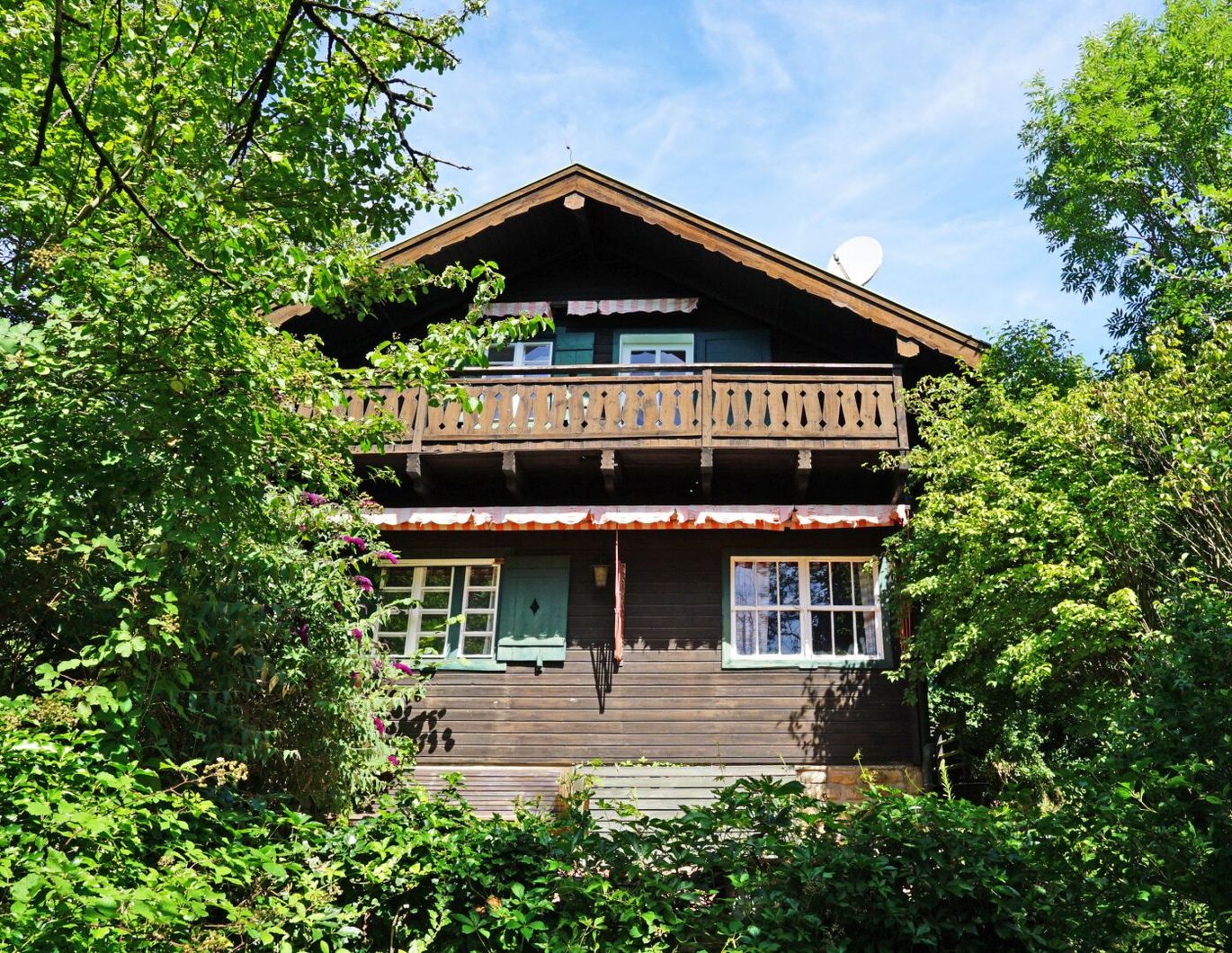 Uriges Holz-Wohnhaus auf großem, teilbaren Grund in Gablitz Hochbuch