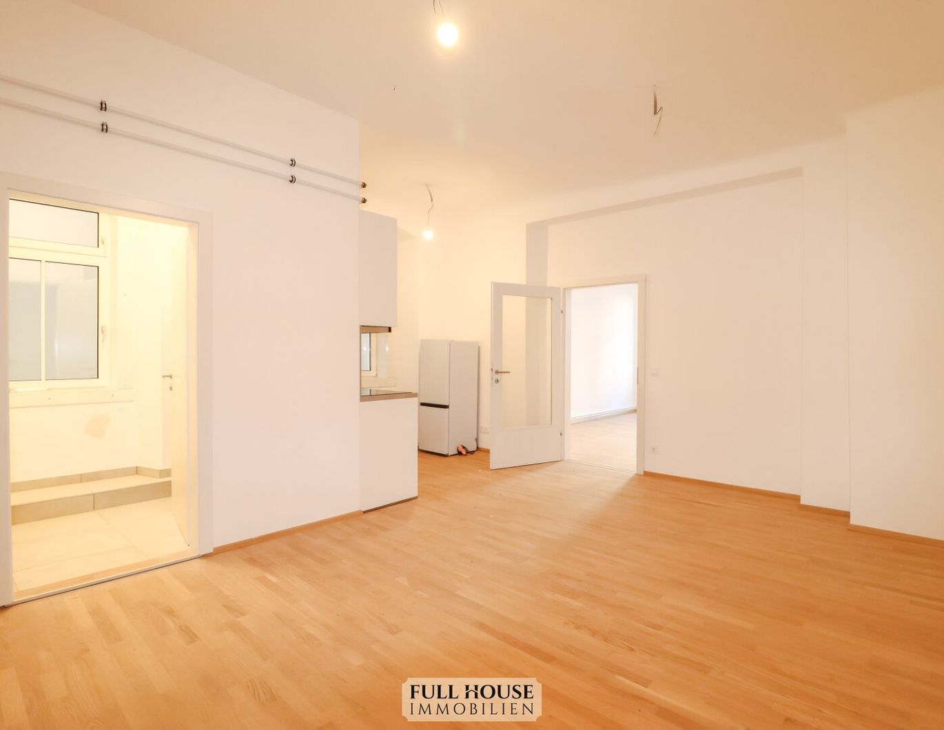 ***Erstbezug: sanierte Altbauwohnung mit über 3 m Raumhöhe und großzügigen Zimmern***