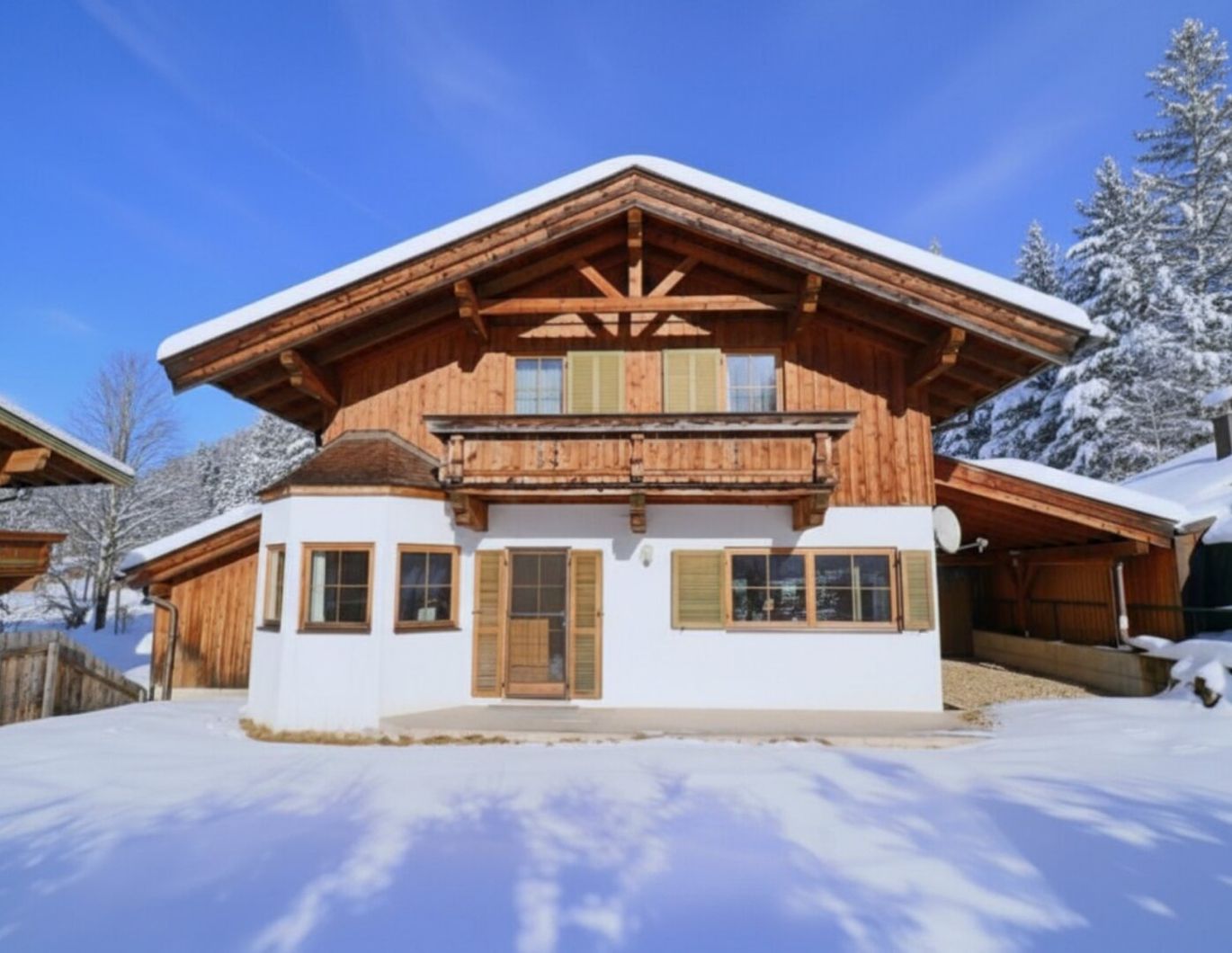 Traditioneller Tiroler Holzhaus-Charme mit Panoramablick