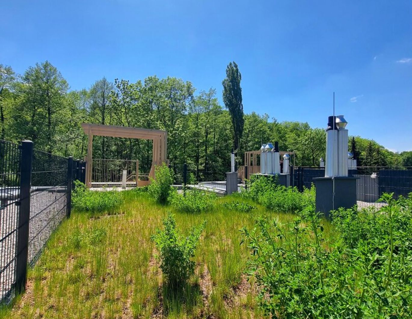 Ein Platz, der mehr kann als wohnen. Geniale Neubauwohnung mit WOW-Effekt! Riesiger Balkon und Terrasse + Privater Dachgarten + Grün wohin das Auge reicht + Luftwärmepumpe!