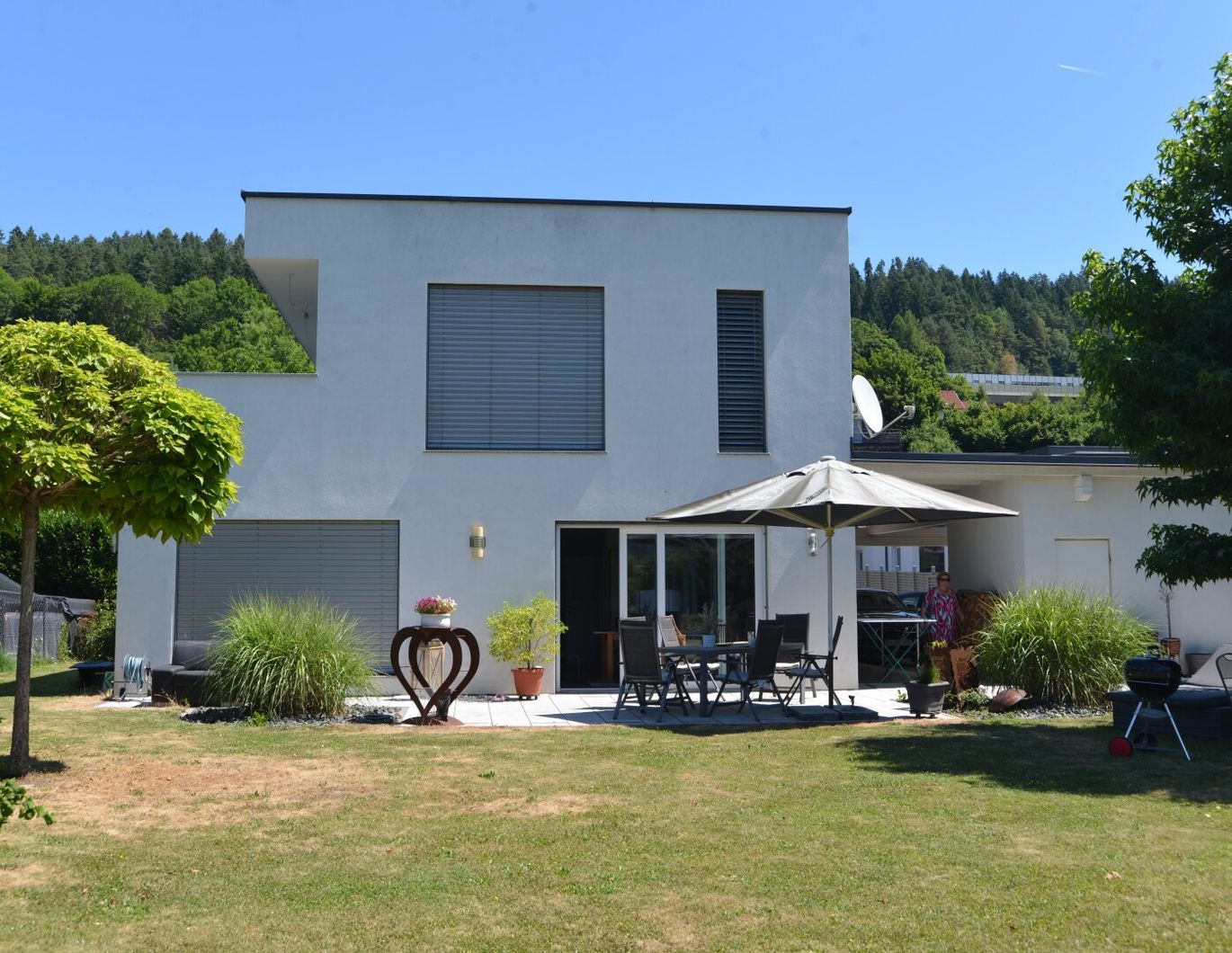 Das Leben am Wörthersee genießen: Schlichtes Einfamilienhaus mit Doppelcarport in grüner Umgebung zu verkaufen