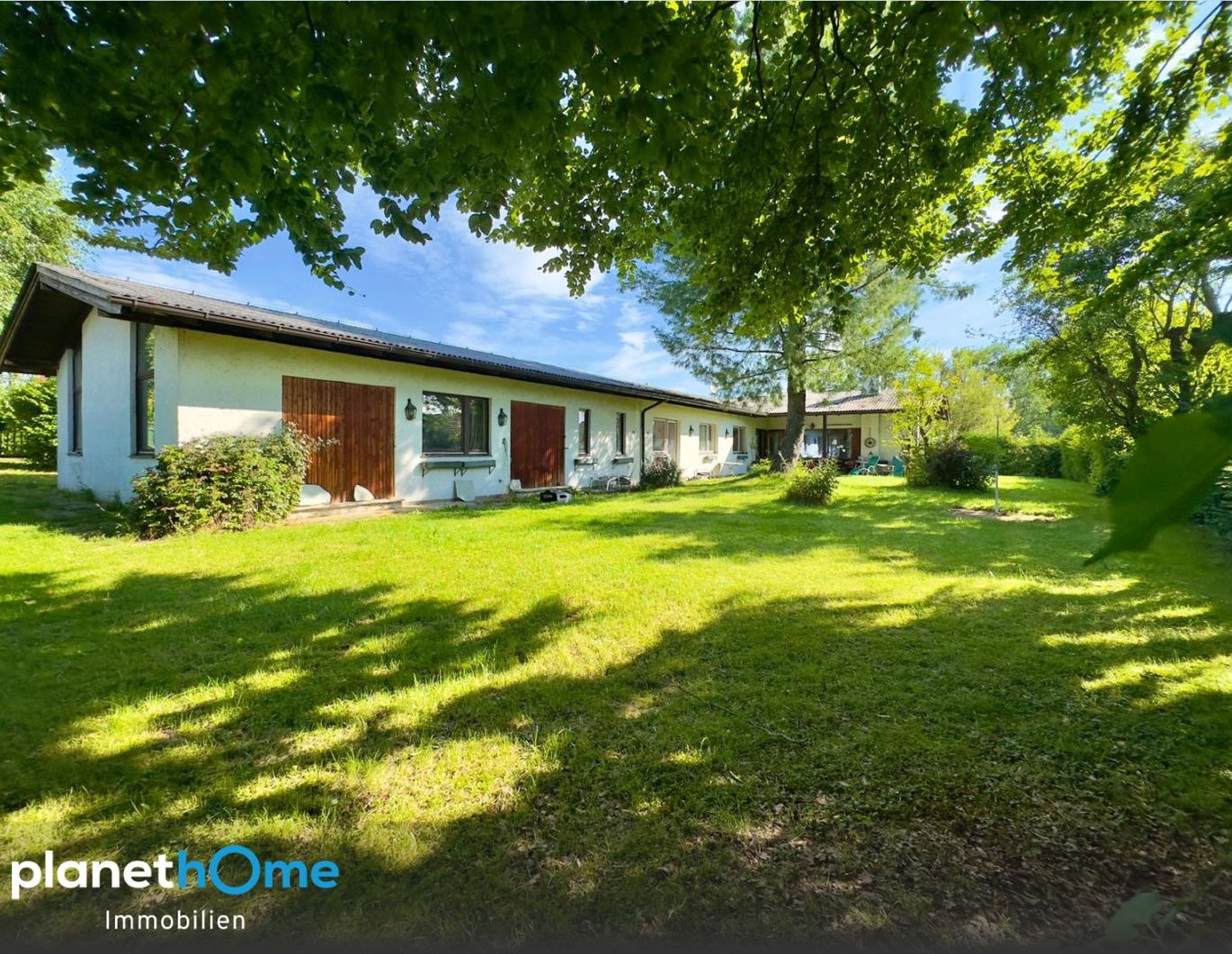 Bungalow mit zwei Wohneinheiten auf rund 1.800 m² großem Grundstück in Seewalchen am Attersee