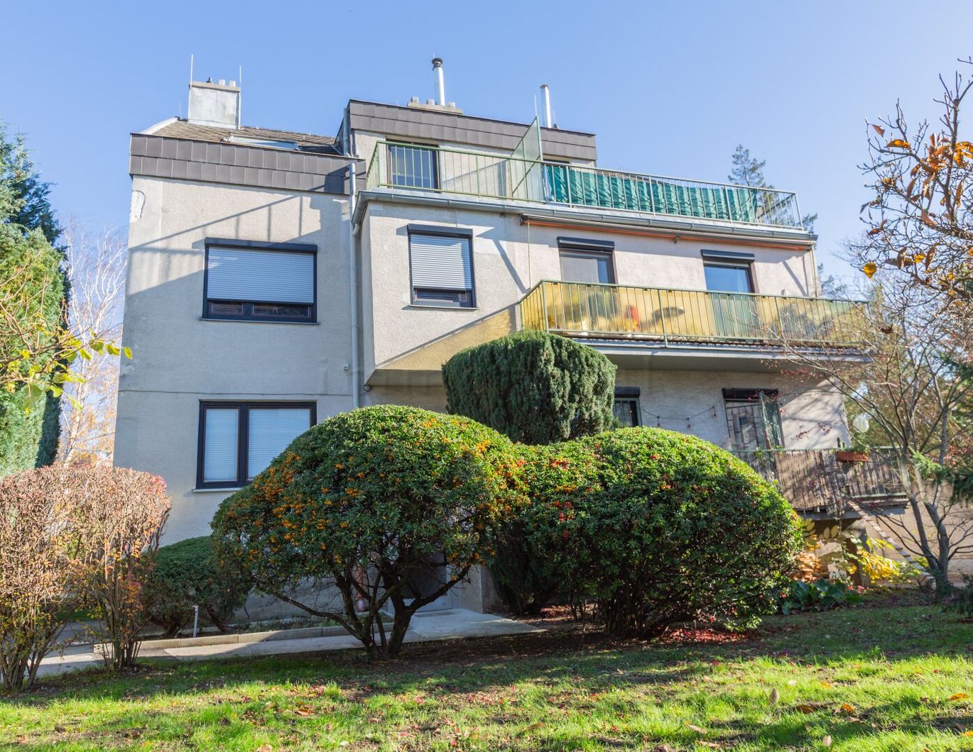 Mauer - Nähe Rosenhügel: DG-Wohnung mit zwei Terrassen und Garage