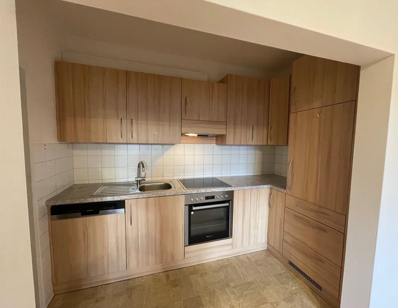 MIETE! Helle 2 Zimmerwohnung im Erdgeschoss Grünfläche, inkl. Einbau - Küche , Barrierefrei ideal für Alt und Jung