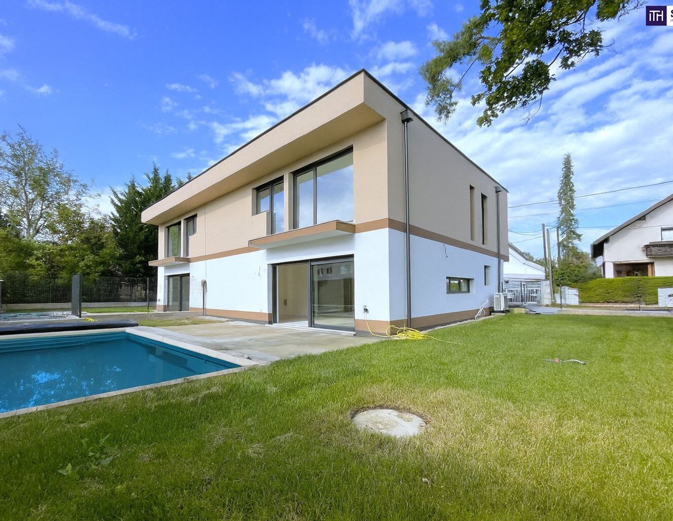 Wohnen wie im Urlaub: Moderne Doppelhaushälfte mit Pool, Terrasse & Garten in familienfreundlicher Lage in Brunn am Gebirge - nur wenige Minuten von Wien entfernt!