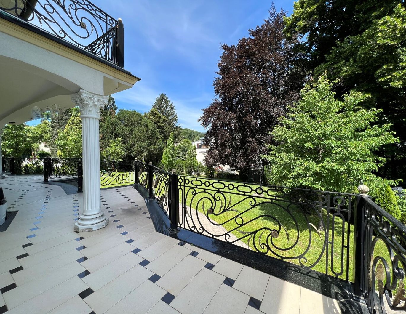 LUXUS MIT WOHLFÜHLFAKTOR - EXKLUSIVE VILLA MIT TRAUMHAFTEN BLICK!