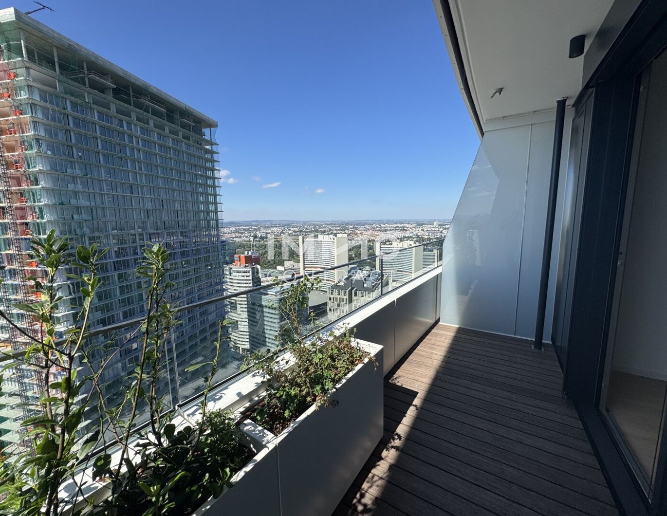 ERSTBEZUG: Wo die City und die Wiener Hausberge zu Füßen liegen - DANUBEFLATS