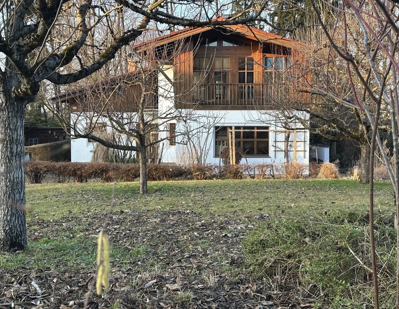 Einfamilienhaus mit Einliegerwohnung/Büro, Garten und Bademöglichkeit im Bach