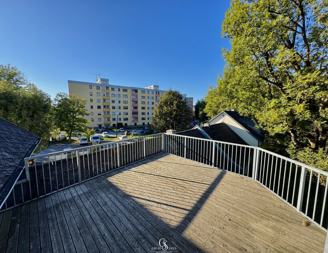 Lichtdurchflutete Dachgeschosswohnung mit sonniger Terrasse und KFZ-Stellplätze in ruhiger Naturlage