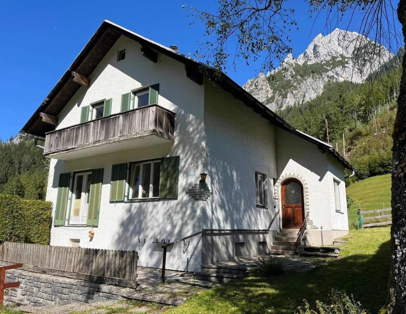 Sanierungsbedürftiges Wohnhaus mit südseitigem Balkon und Terrasse, 2 Garagen und Keller