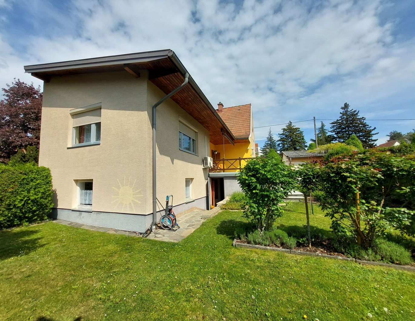 EINFAMILIENHAUS MIT GARAGE AUF EINEM TRAUMHAFTEN GRUNDSTÜCK