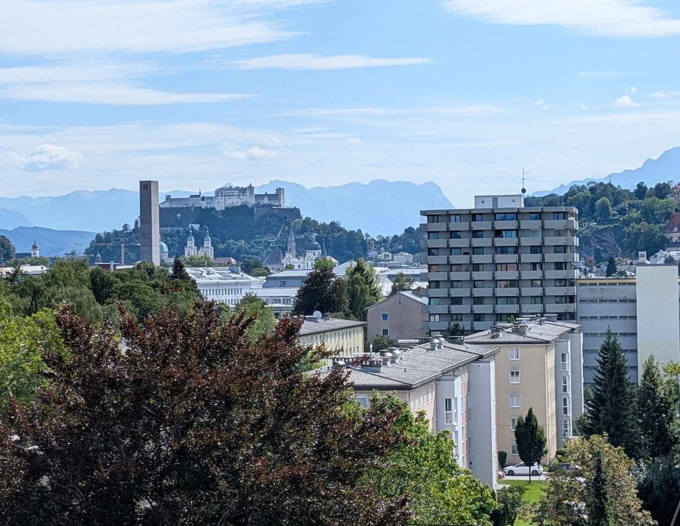 3,5-Zimmer-Wohnung mit Festungsblick und 3 Tiefgaragenstellplätzen!