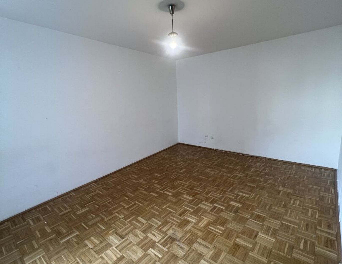 Sanierungsbedürftige Microflat inkl. 2 Tiefgaragenstellplätzen